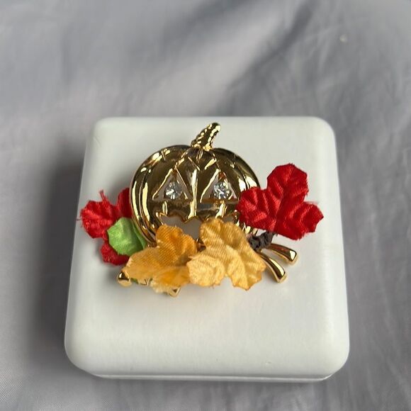 Avon pumpkin/fall brooch. - Picture 1 of 3